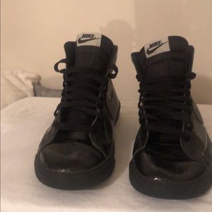 Used women high top Nike/ no sneaker box